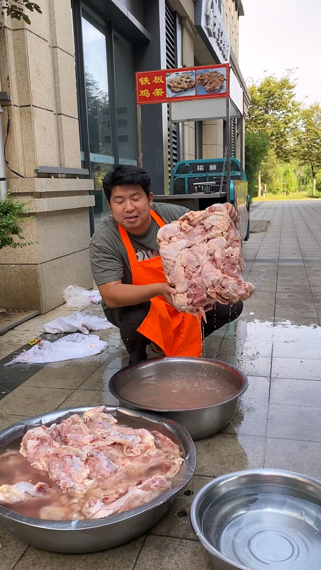 小伙在山东聊城摆摊铁板鸡架