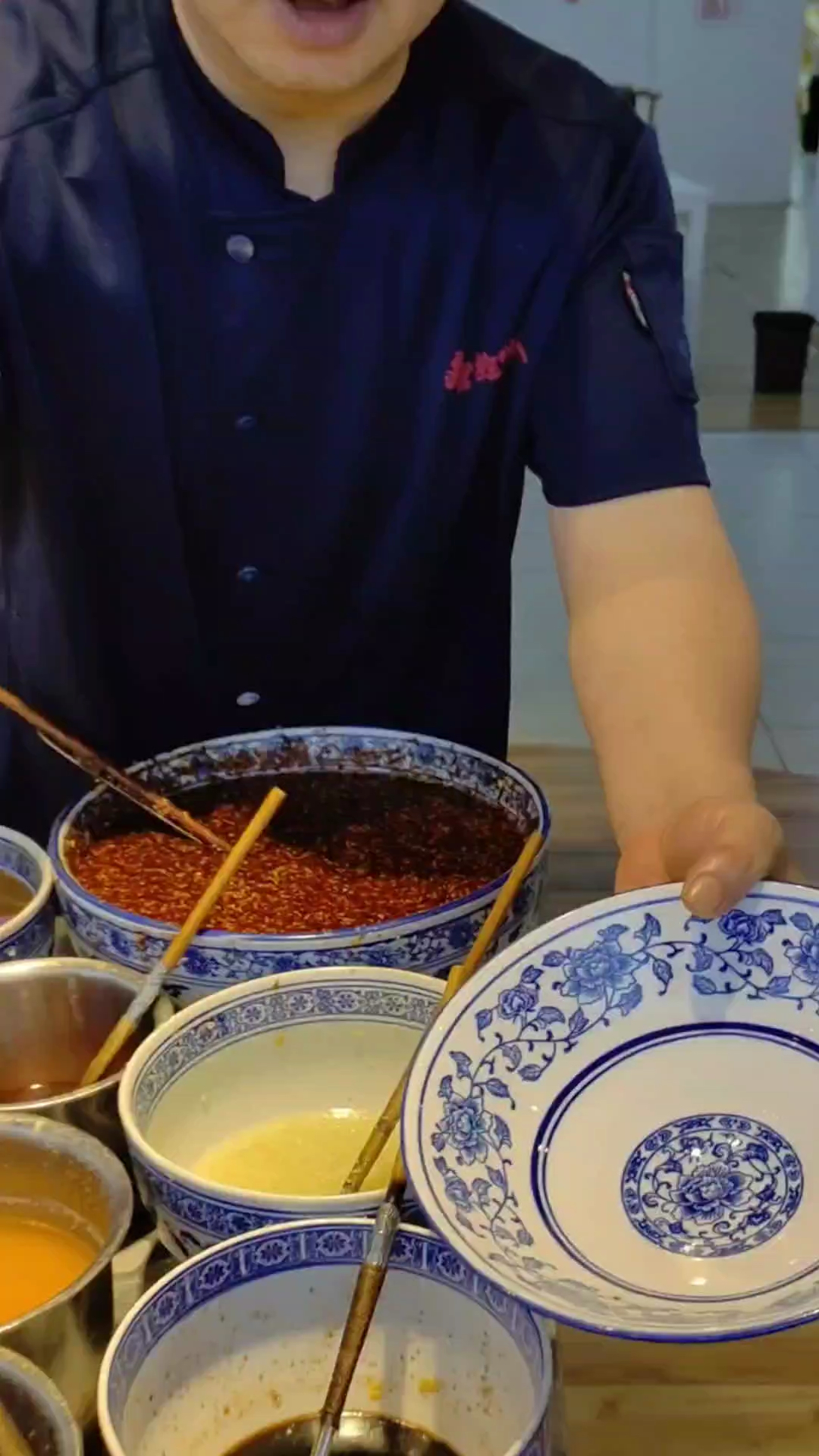杂酱面打料,你学会了吗#杂酱面 #重庆小面培训 #店内实拍视频