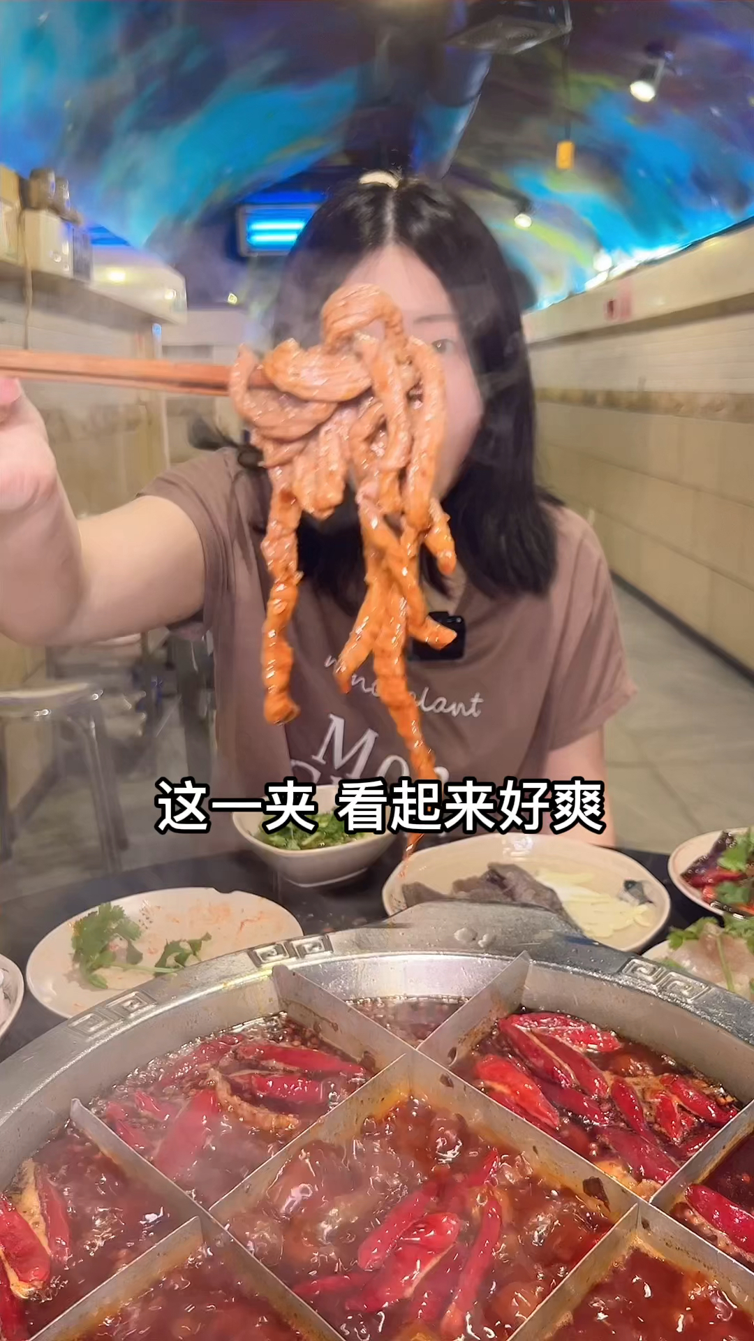 重庆唯一一家真防空洞火锅 筷子牛肉和土鳝鱼都吃了2份!