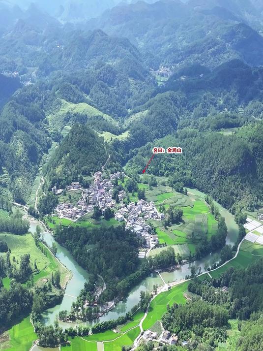 贵州深山里的小村庄,因地形酷似一只雄鸡,被当地人取名:金鸡山