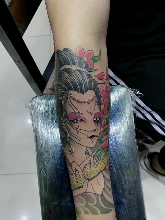 小伙子纹身半臂,看不出哪里好看,真是个非主流