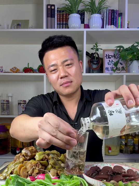 下班回到家做个东北人都爱吃的排骨炖豆角 再来个蒸血肠