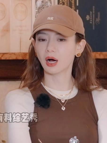 戚薇看到外国人花式倒酒,直呼成都也有,中国人不能输丨妻子2025