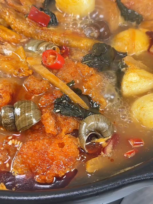 今天给大家分享一道我们广西柳州的特色江湖菜，螺蛳鸭脚煲