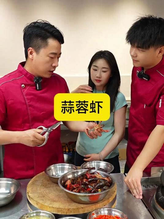 今天借这个视频做个虾子给我妹吃,配方也毫无保留的分享给大家