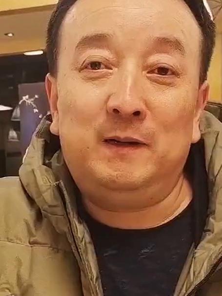 一碗面经济实惠,兰州牛肉面汤底清,蹲在面馆门口的马路牙子上