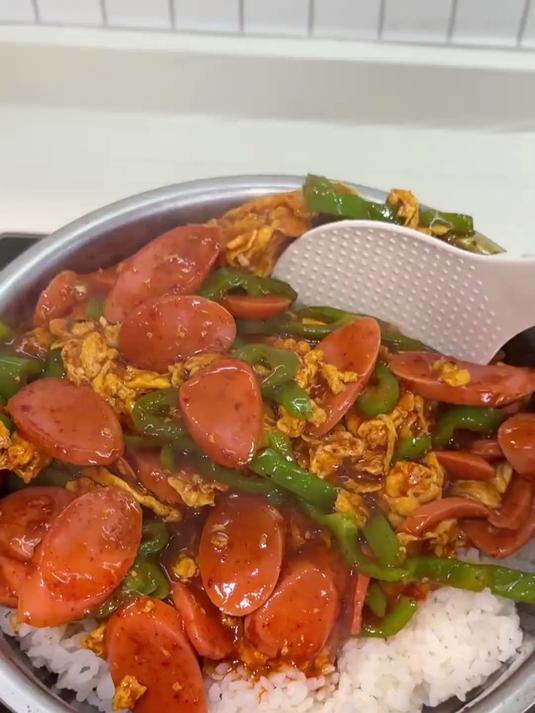 今天的幸福是青椒鸡蛋火腿肠盖饭,做菜我是认真的
