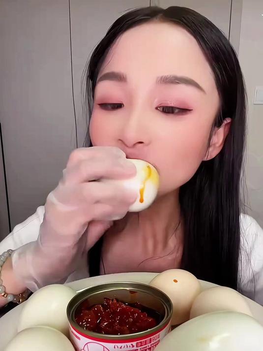 农家散养新鲜大鹅蛋，蛋白 Q 弹嫩滑，蛋黄绵密沙软，口感醇香不腥