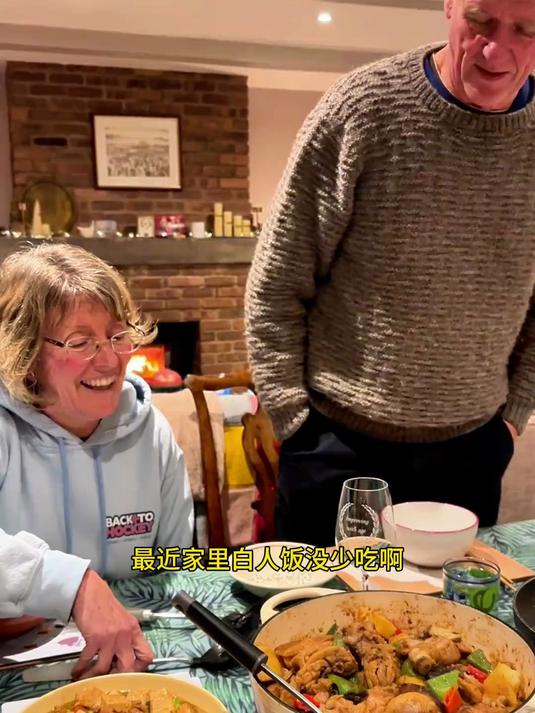 今天家里告别白人饭,英国老公挑战下饭菜黄焖鸡和麻婆豆腐
