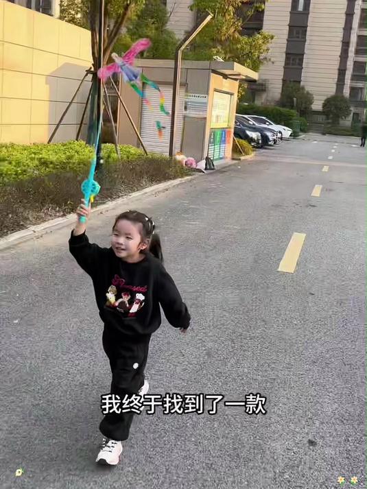 终于被我找到一款宝宝也能轻松放起来的小风筝啦!钓鱼竿控制收放很方便,卡通图案,孩子玩的很开