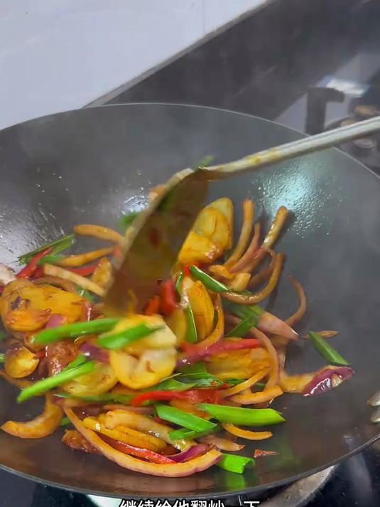 做法简单的干锅土豆片,比肉还香,土豆焦香软糯,太太太好吃了