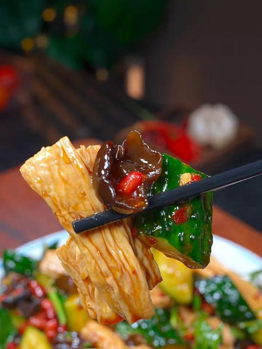 就做这样一道小凉菜，清脆爽口不油腻