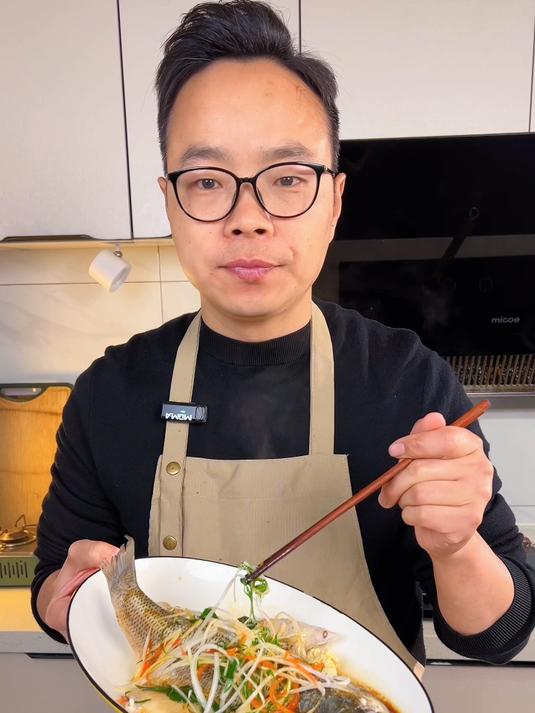 饭店的清蒸鱼都不是蒸出来的,这样做特别鲜嫩,特别好吃,真简单