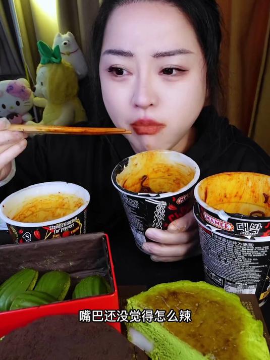 网红抹茶甜品蛋糕！吃完又炫了4桶鬼椒面！太过瘾了吧！