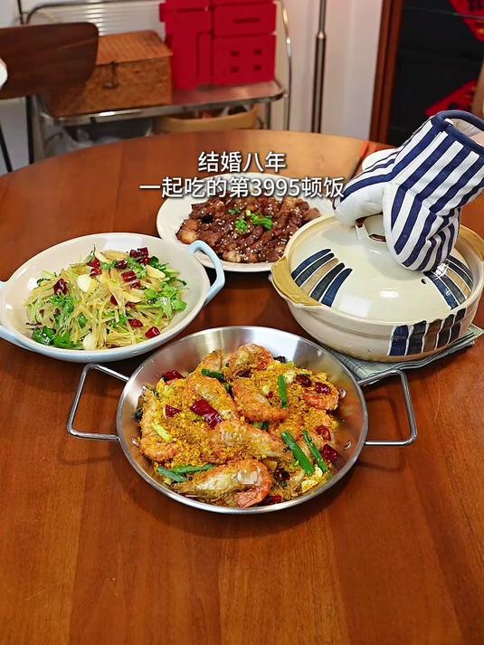 今日菜单:养乐多叉烧,呛拌土豆丝,丝瓜腐皮汤,避风塘炒虾