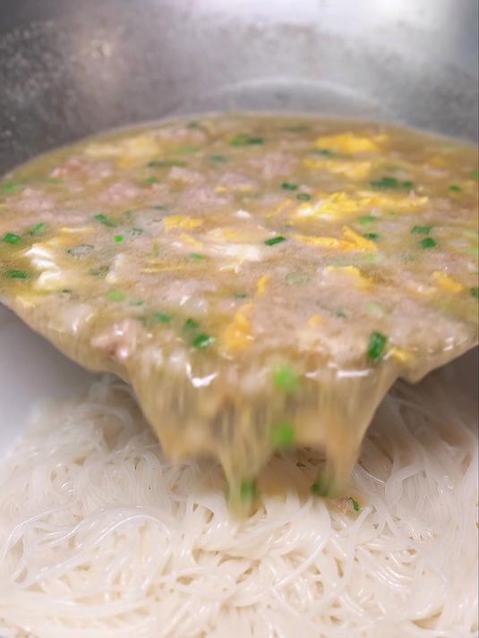 这大过年的早餐自己一定要在家煮碗粉,简单的肉沫鸡蛋汤煮粉