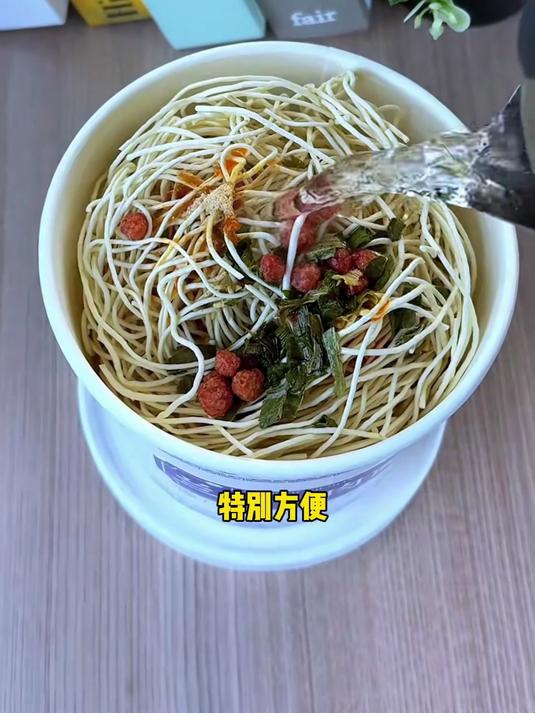 桶装兰州拉面加香菇丝!菌香渗进汤里,鲜香味更浓
