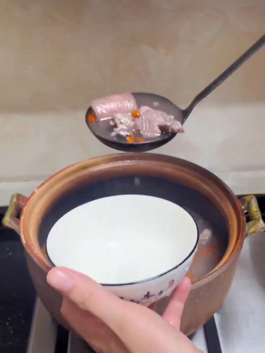 才发现!黑豆猪尾汤的醇,润着换季发干的皮肤!