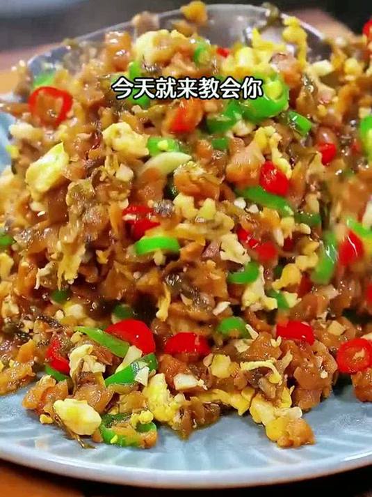 这样做的外婆菜炒鸡蛋，不管拌饭拌面都特别的好吃外婆菜炒鸡蛋