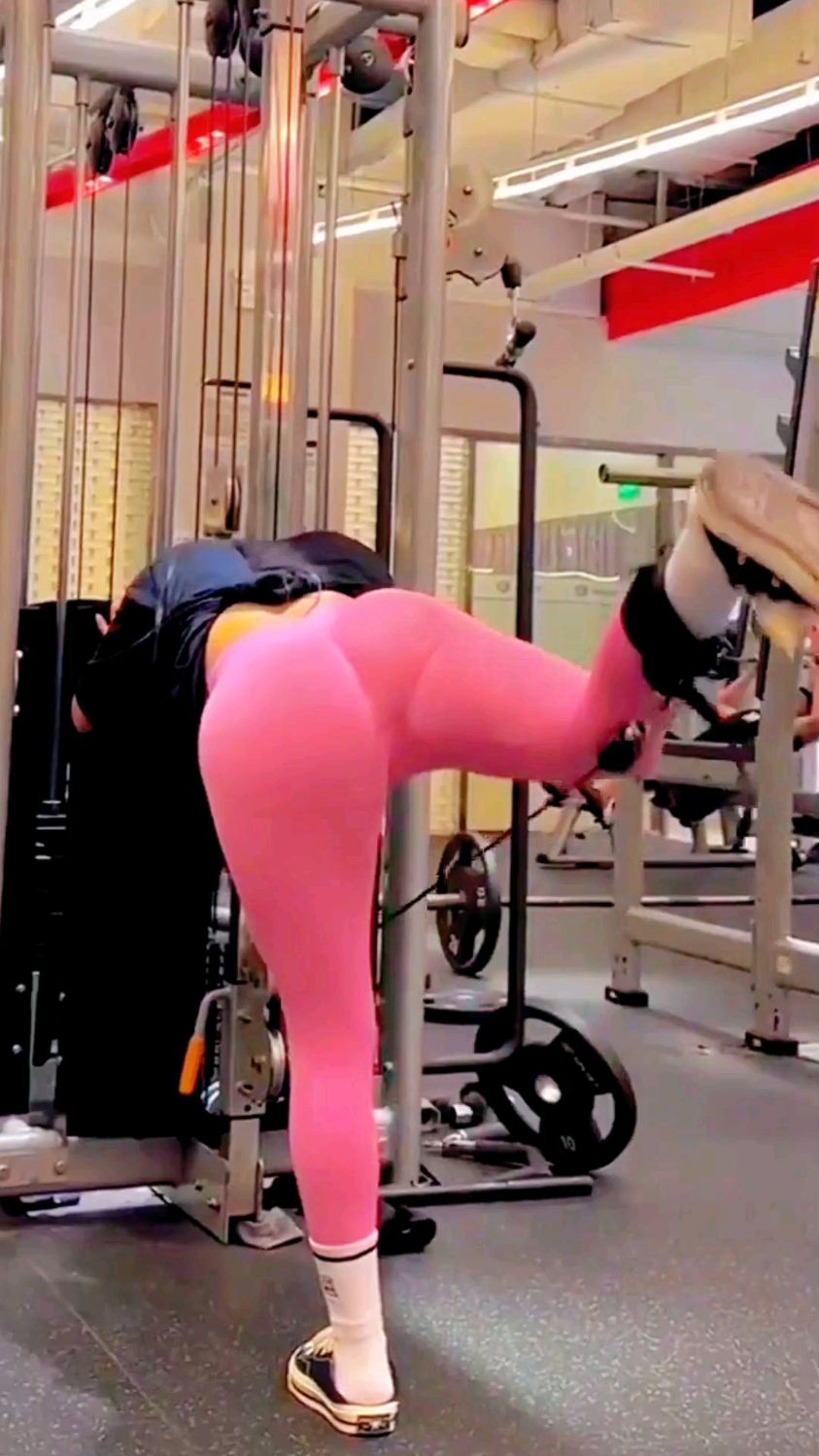 健身房女孩腿部肌肉练习