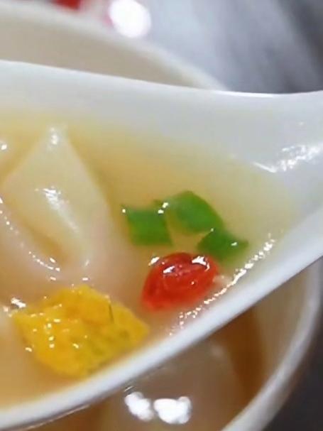 早餐不知道吃什么像我这样煮一碗小金鱼馄饨吧！