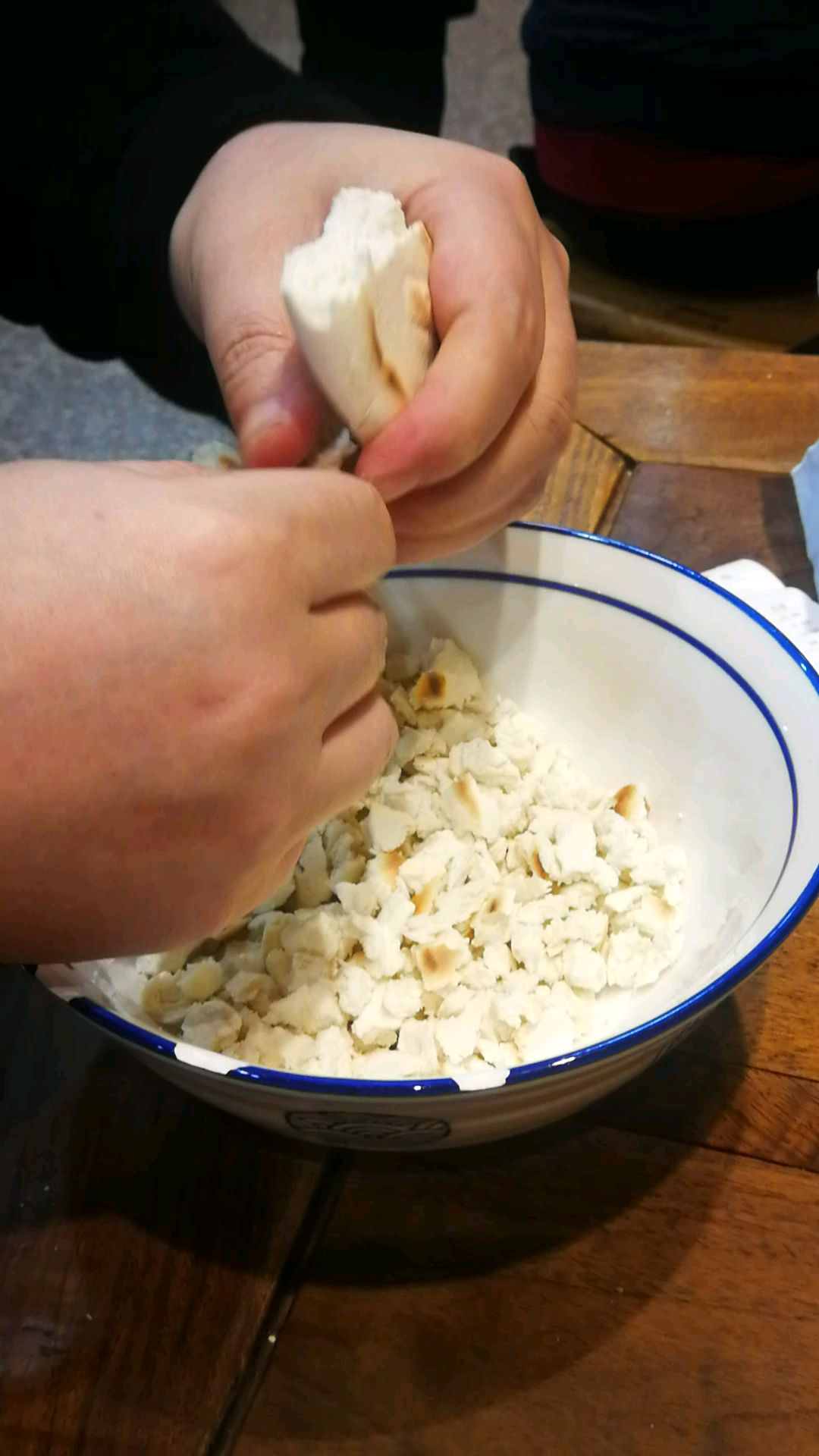 西安人的羊肉泡馍掰馍手法