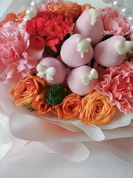 下班后摆摊赚钱，草莓巧克力礼盒受欢迎好经营，不费太多精力