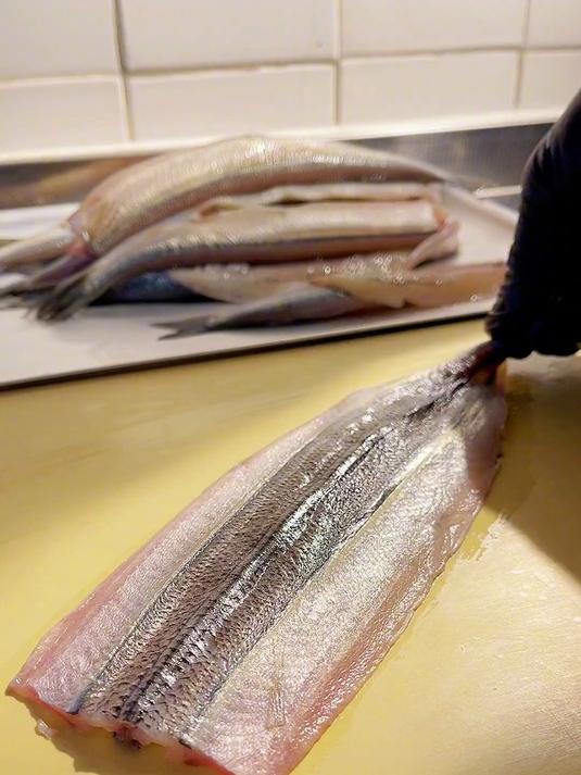 在家复刻了烧烤摊上的炭烤马步鱼 焦香酥脆太好吃了