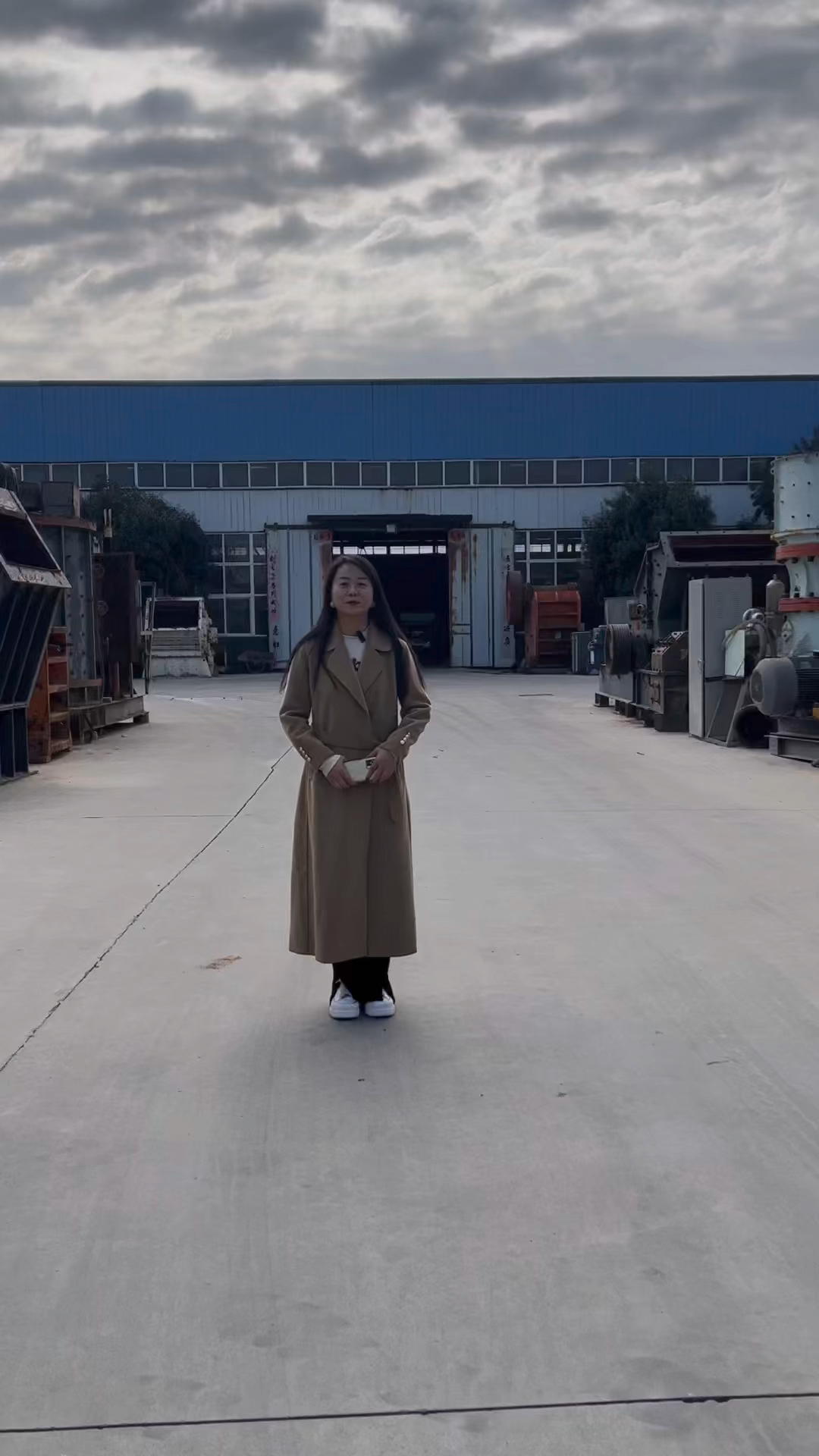 时产1000吨左右的新乡鼎力两台1815重锤破生产线场,1622重锤破碎机,1263双转子