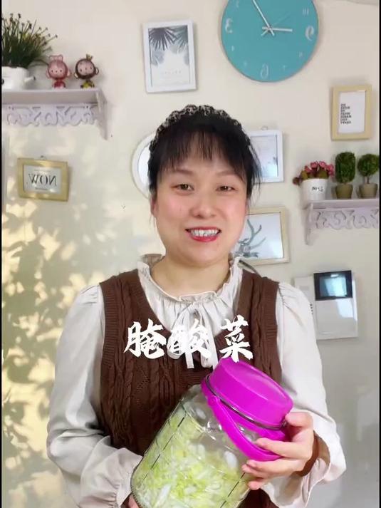 今天给大家分享一个酸菜简单的方法,轻松腌出东北酸菜