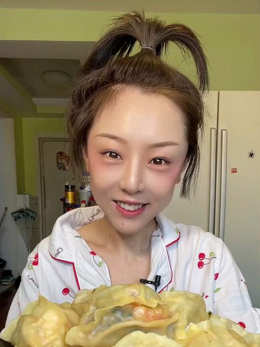 三鲜馅大蒸饺皮薄馅鲜虾仁贝丁蛋香交织咬开爆汁满足