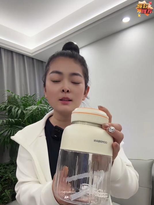 便携榨汁杯可直饮口设计,榨完直接喝不用倒杯,懒人随身鲜榨果汁水杯#便携式榨汁杯#
