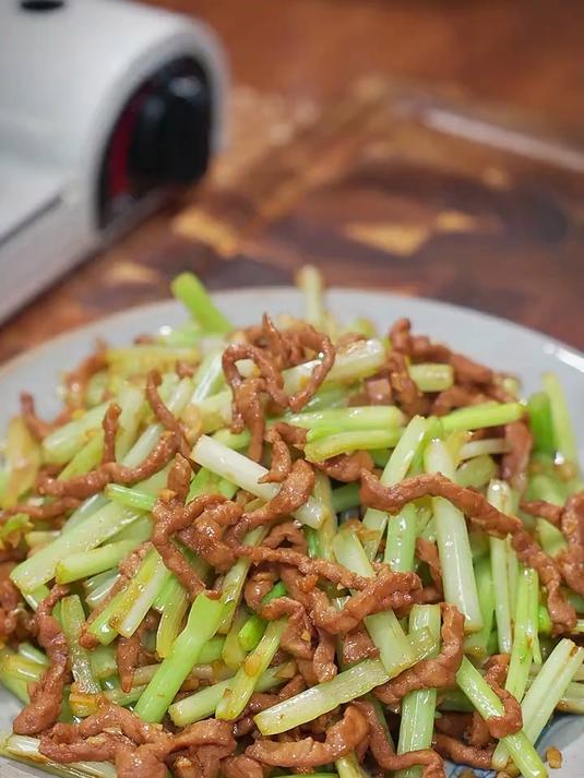 家常菜肉丝炒芹菜太下饭了