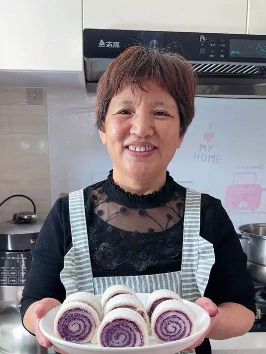 婆婆给孩子们做的下午点心紫薯糯米卷，吃起来香甜软糯还拉丝