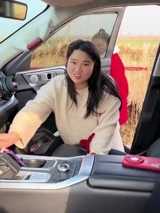 奶茶菲出院第一次回娘家,妈妈担心菲菲和肚子里的孩子,姐弟几个