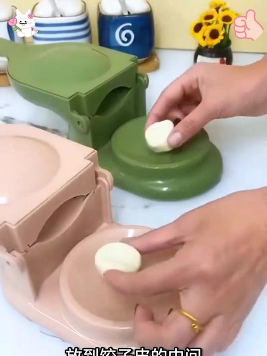 这是款小巧便捷的擀压饺子皮机只需一按饺子皮就搞定,省力方便!