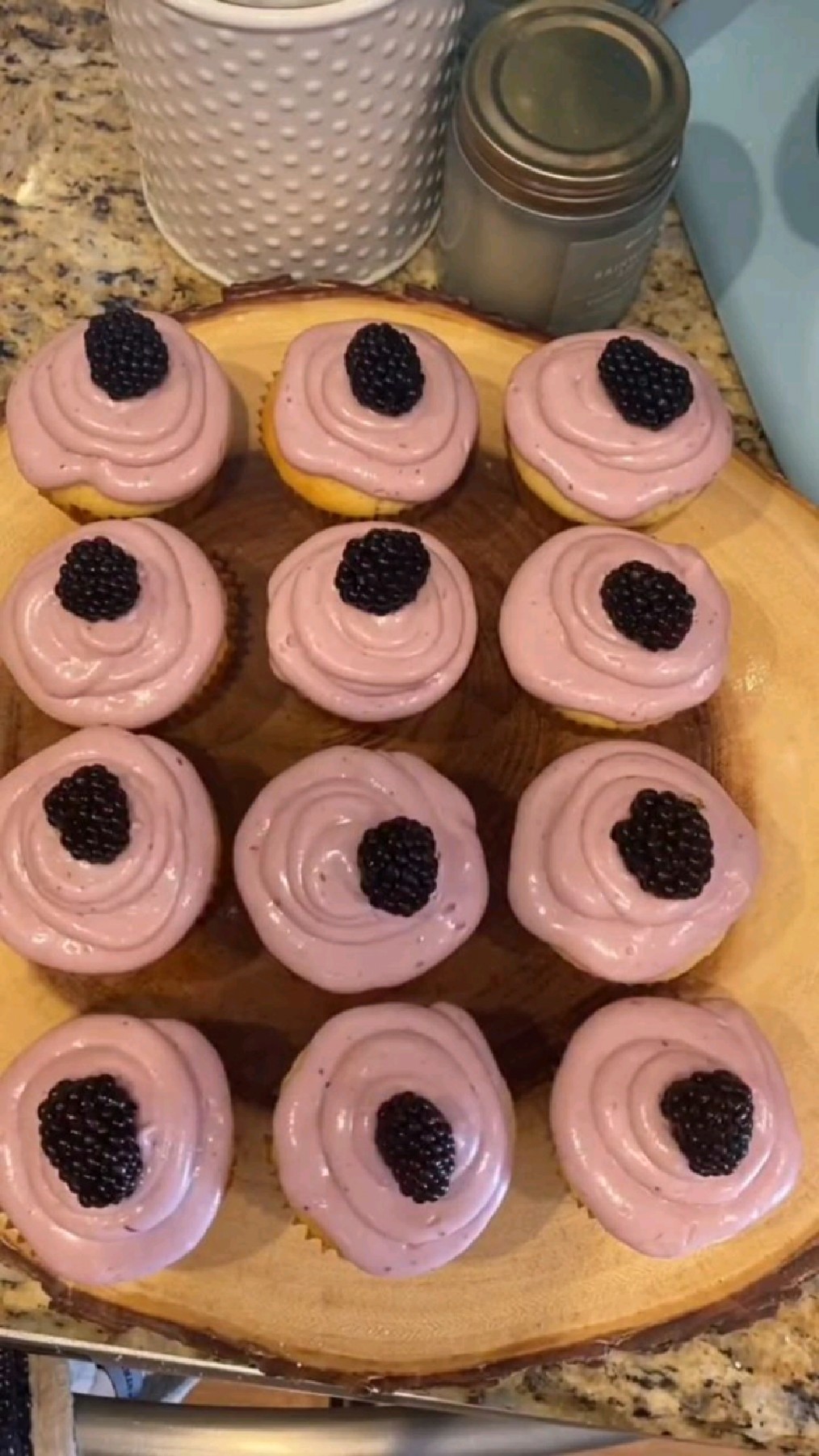 在家就能做的柠檬黑莓纸杯蛋糕