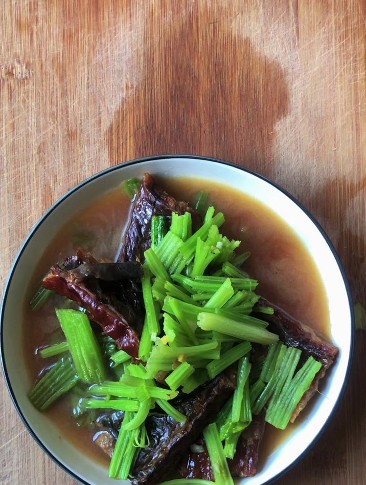 芹菜炒什么好吃,炒腊鱼好吃
