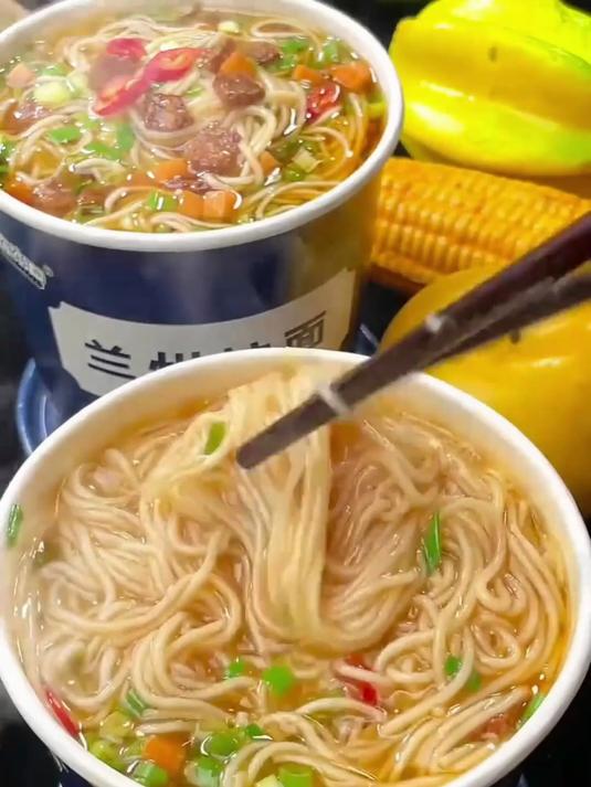 桶兰州拉面，还是升级版，加量不加价，味道和店里一样