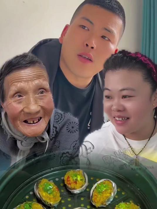 婆婆奶这辈子头一次吃鲍鱼说真好吃10块钱一个贵吗你们说 (1)