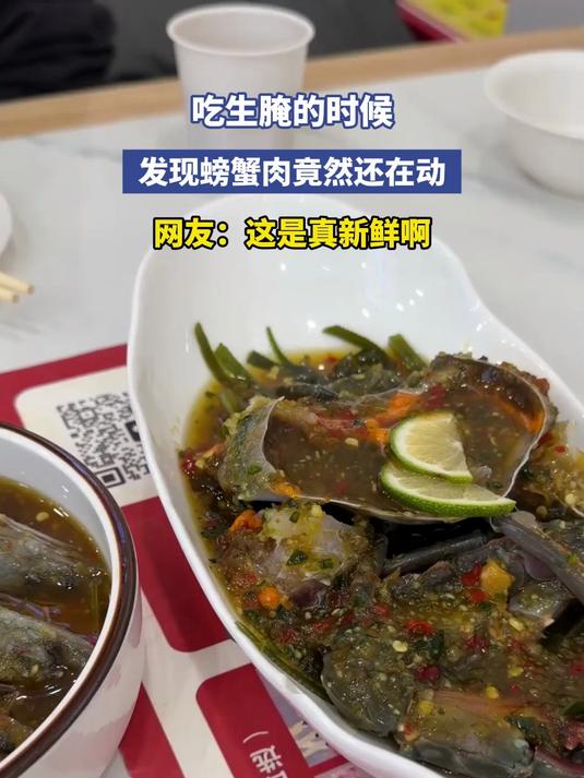 吃生腌的时候,发现螃蟹肉竟然还在动,网友:这是真新鲜啊