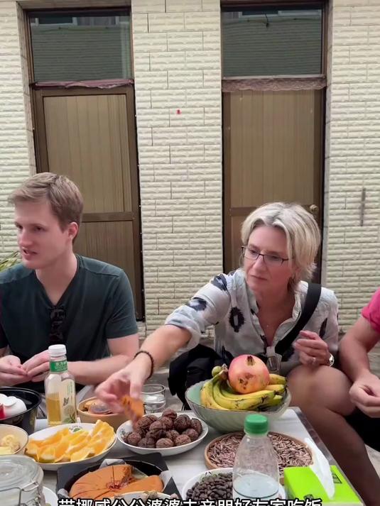 挪威公婆来中国农村做客,看着满满一大桌菜,太高兴了!