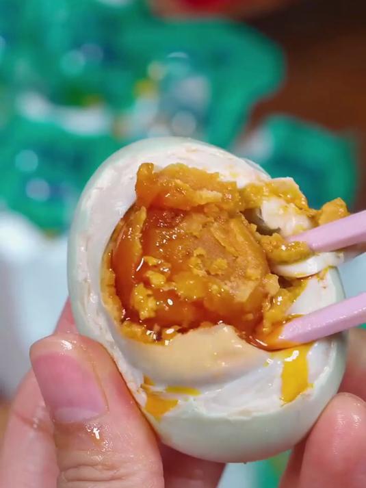 红树林散养烤海鸭蛋！蛋黄沙软爆油，咸香不腻佐餐超搭～