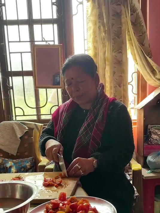 尼泊尔婆婆新菜系，一看这架势就知道不简单，西红柿竟还能这么吃