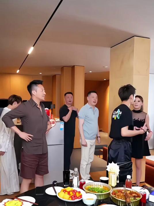 马筱梅超爱吃麻六记小龙虾，只要介绍必把盘子清空，直接卖爆了