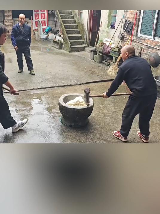 第一批回家过年的大学生,帮忙打糍粑结果把石臼给砸坏了