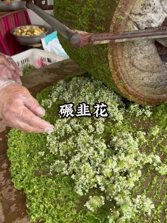 内蒙人待客的 “隐藏菜单”:韭菜花酱拌沙葱,鲜到能多喝 2 杯酒