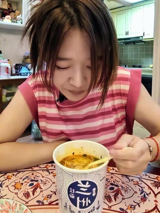 爱吃夜宵的拍起来和店里的拉面味道一样的好好吃吃货日常_抖音美食推荐官_兰州拉面_美食推荐