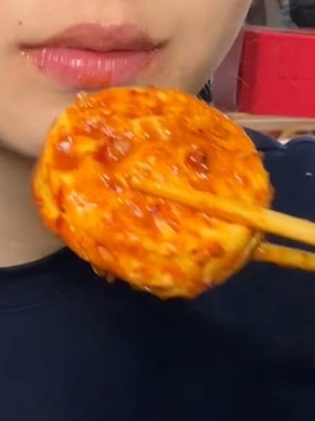 挑战新疆炒米粉配榴莲冰粽！直接辣哭