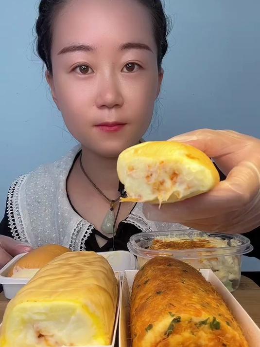 松软蛋糕邂逅浓酱海洋，酱多多给你超满足的甜蜜暴击